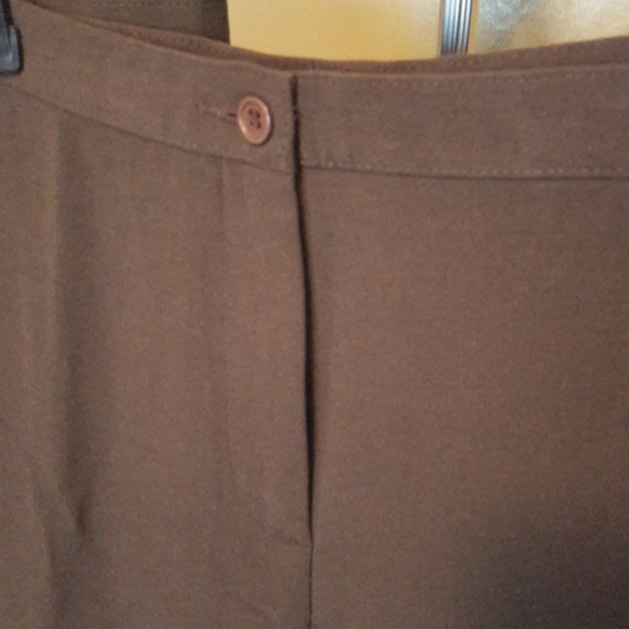 Woman's short slacks - Picture 2 of 4